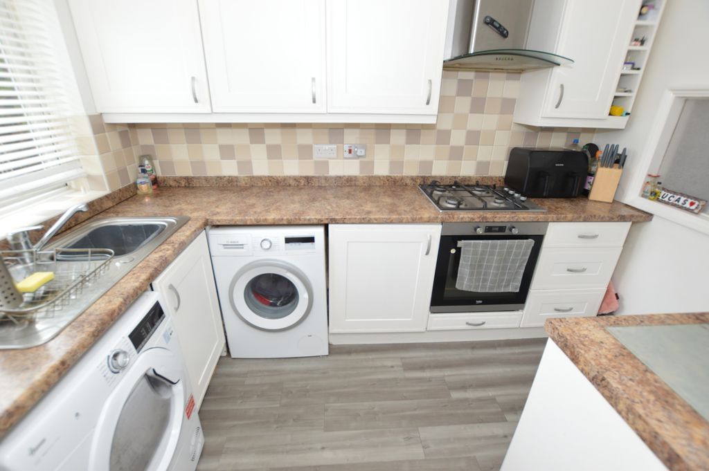 Property photo 3 of 10 Fitted Kitchen