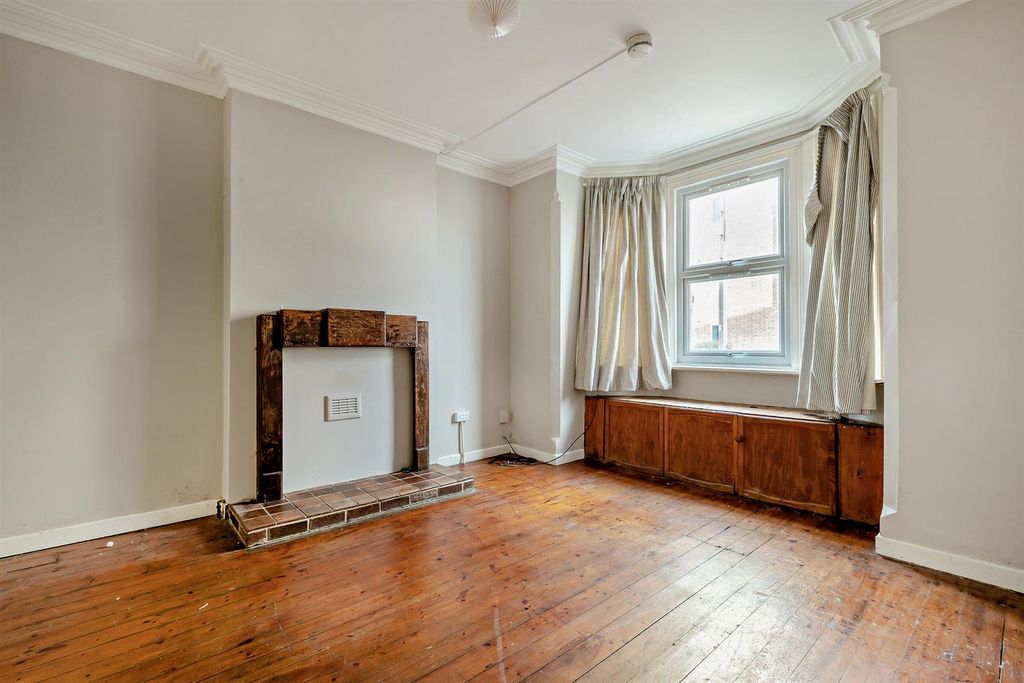 Property photo 3 of 11 8671455-Interior01-800.Jpg