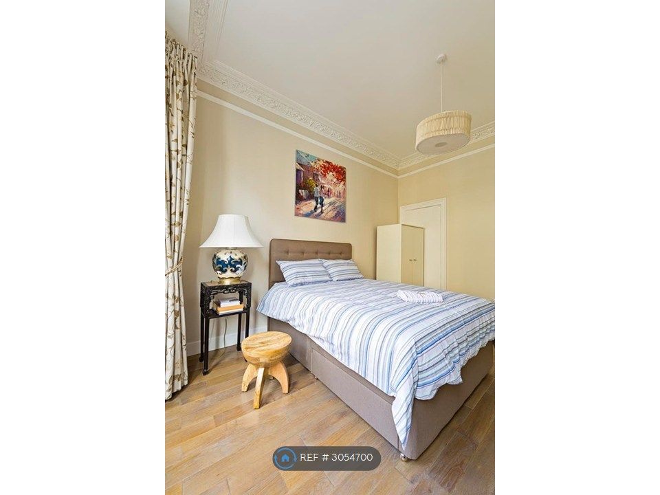 Property photo 3 of 10 Charming Bedroom With Kingsize Bed