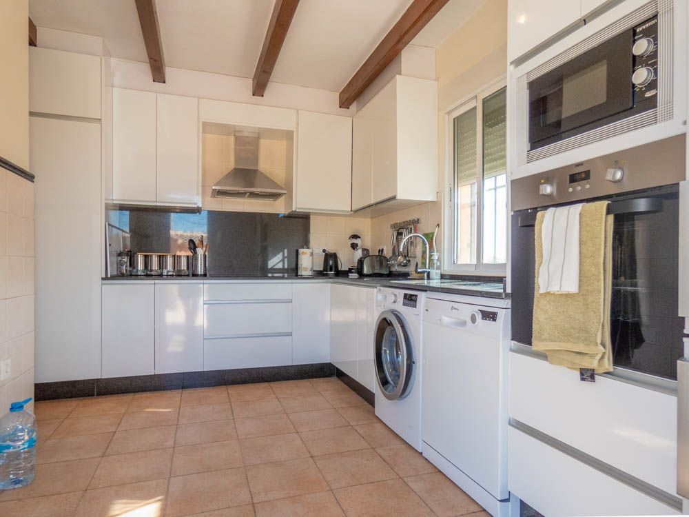 Property photo 2 of 33