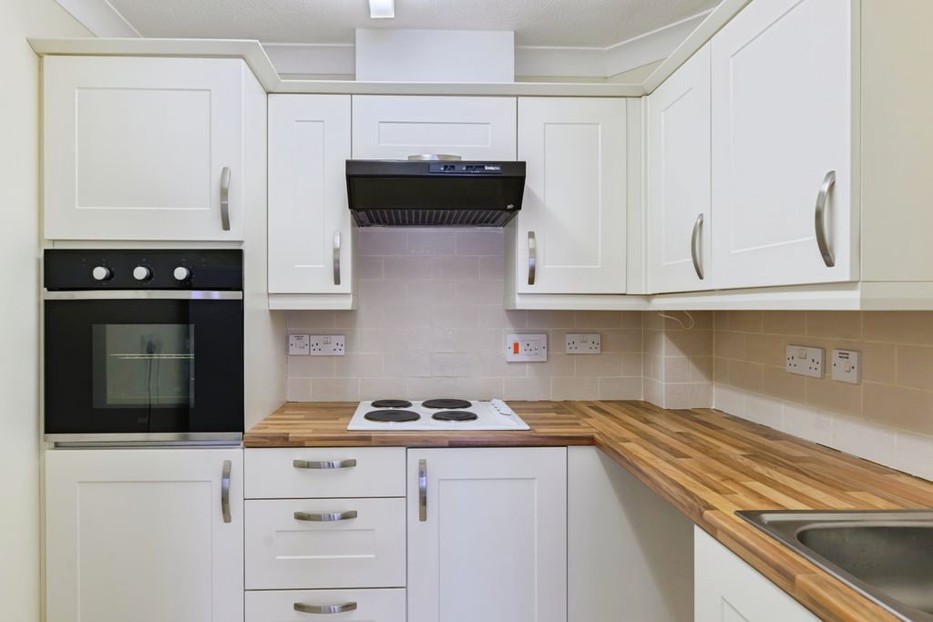 Property photo 3 of 14 Kitchen