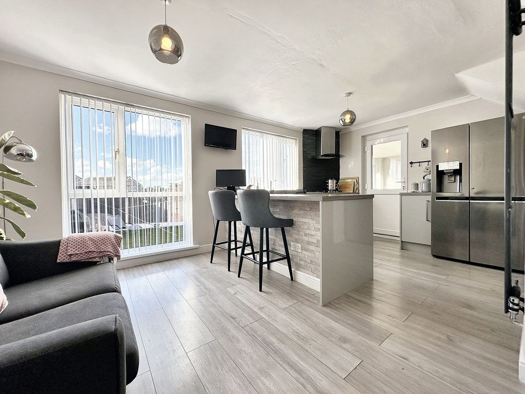 Property photo 2 of 12 Dining Kitchen