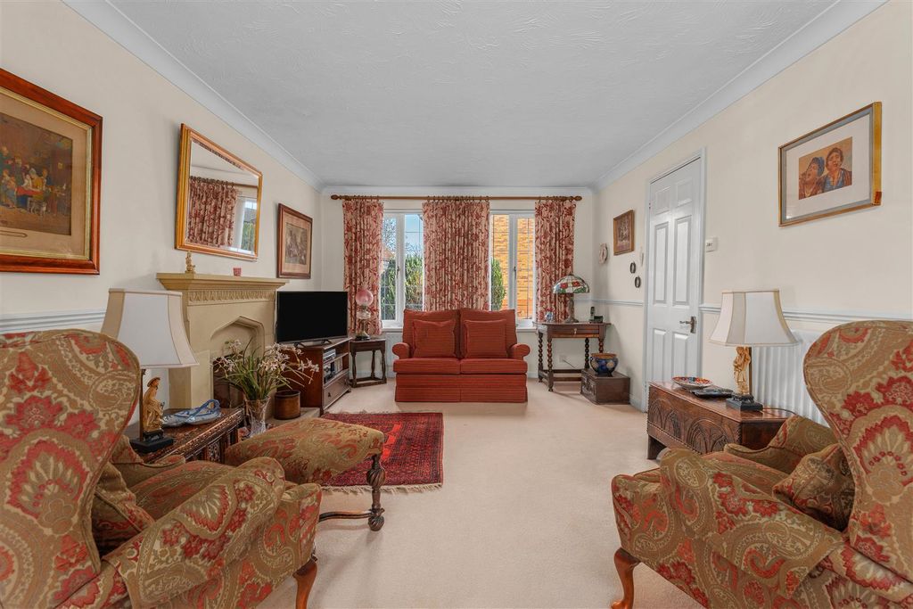 Property photo 2 of 17 4 Delapre Drive, Banbury-8.Jpg