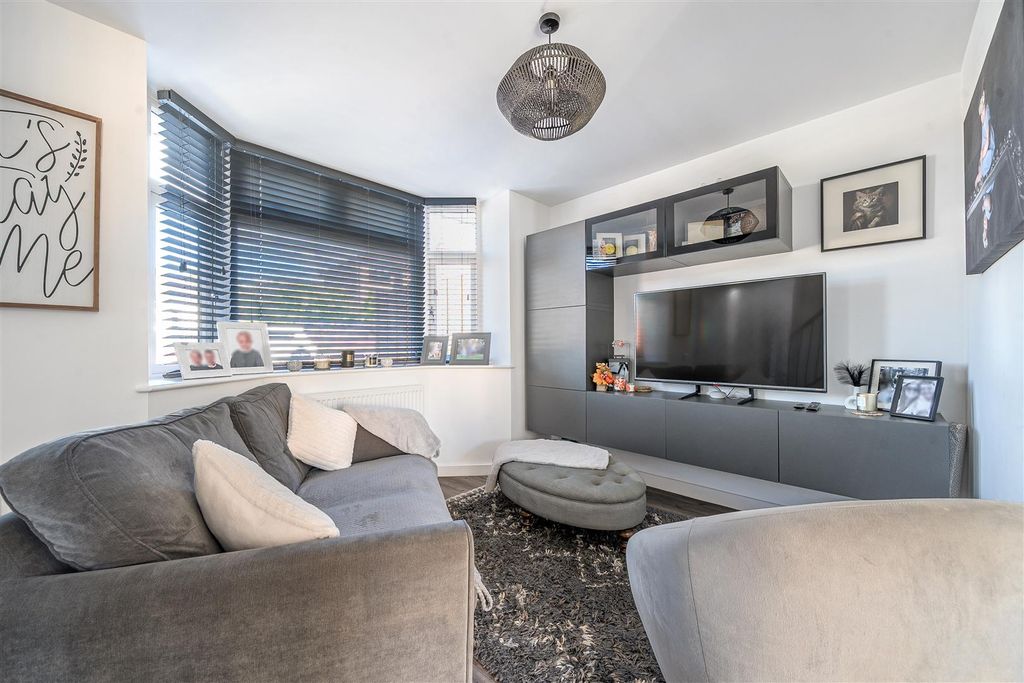 Property photo 3 of 16 Lounge
