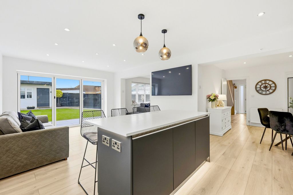 Property photo 2 of 33