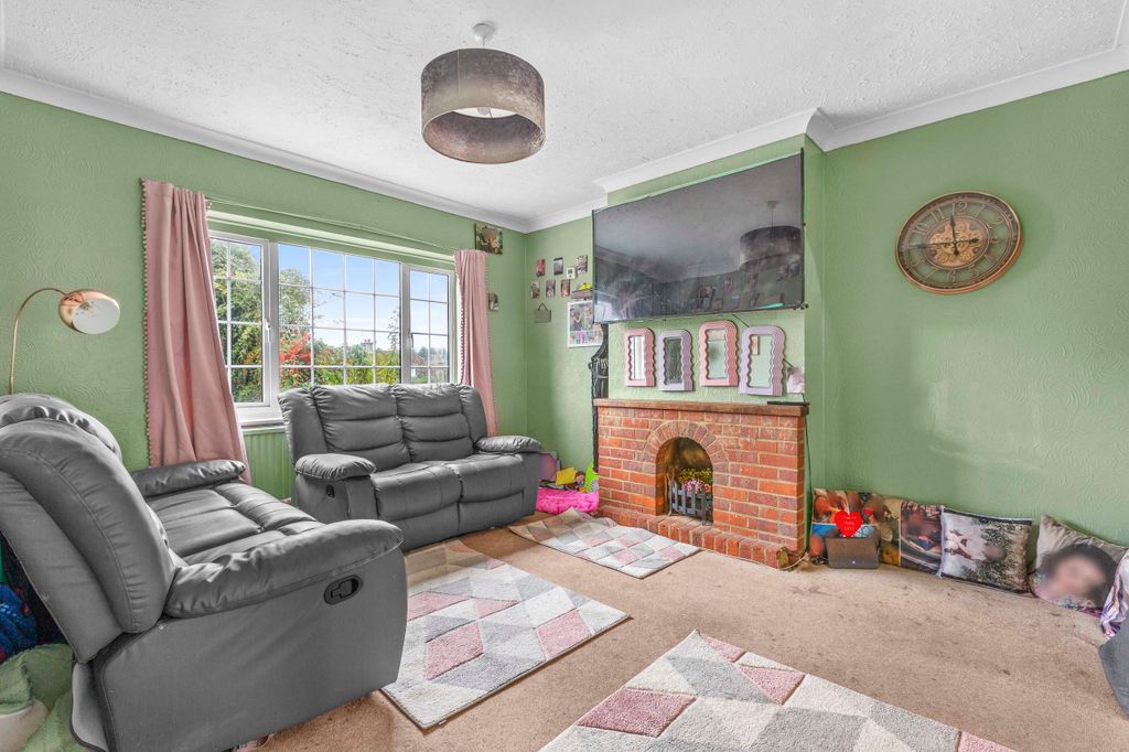 Property photo 3 of 17 81 Seymour Park Road, Sl7 3Es (Low Res)-1