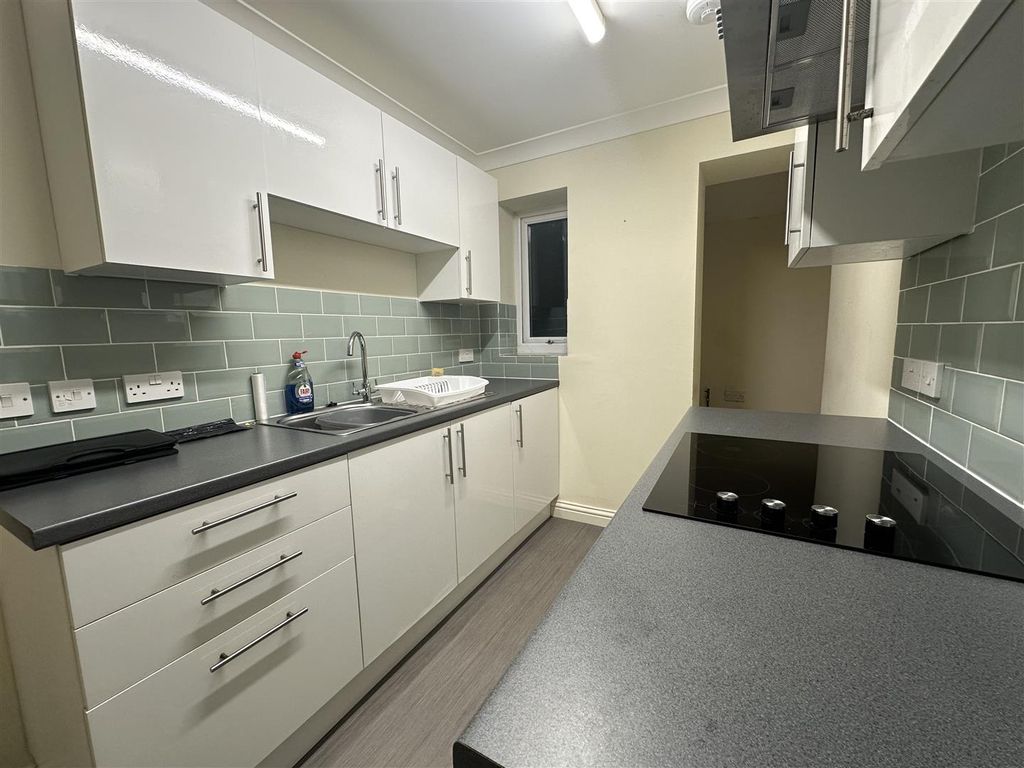 Property photo 2 of 6 Kitchen