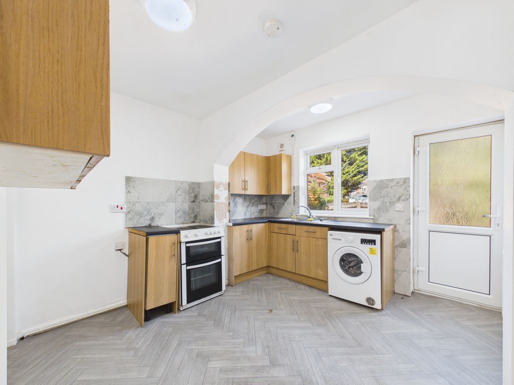 Property photo 3 of 10 Kitchen