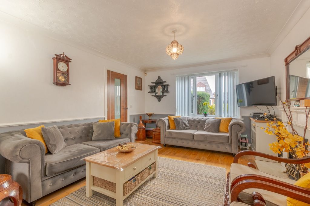 Property photo 2 of 17 Picture No. 16