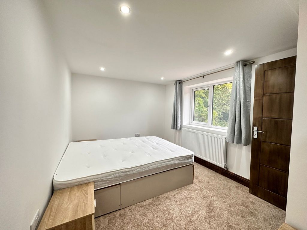 Property photo 3 of 6 Room