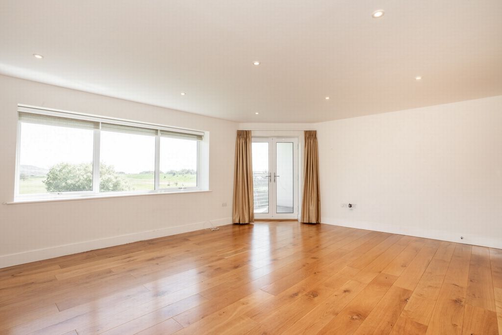 Property photo 3 of 17 Living Space