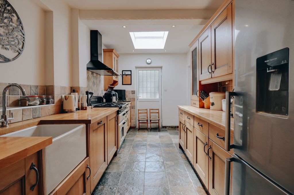 Property photo 3 of 17 Kitchen