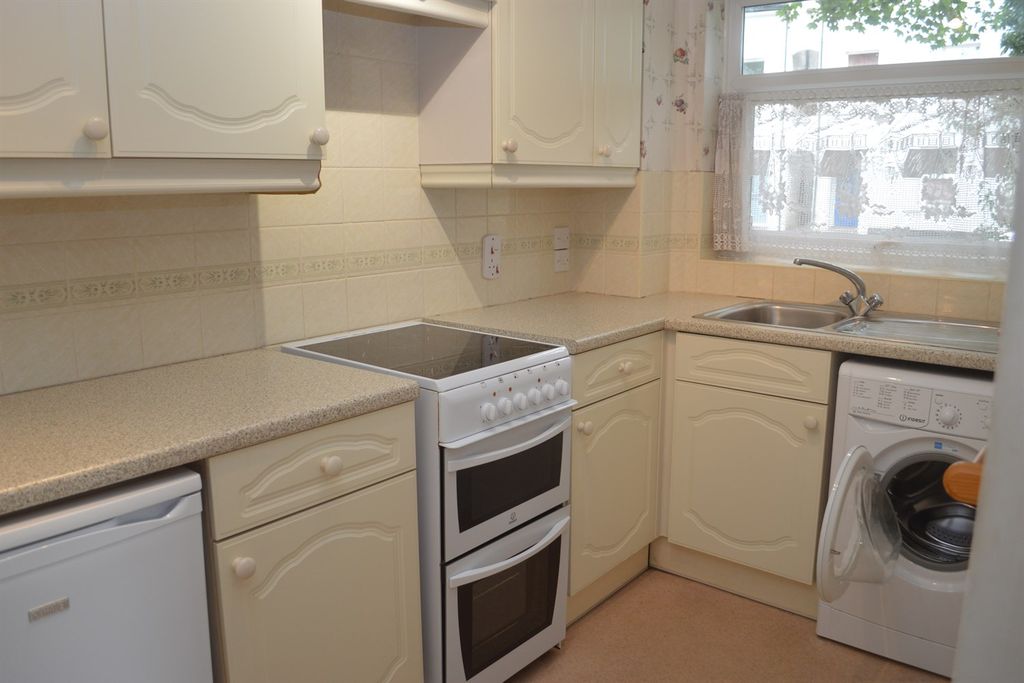 Property photo 2 of 7 Kitchen