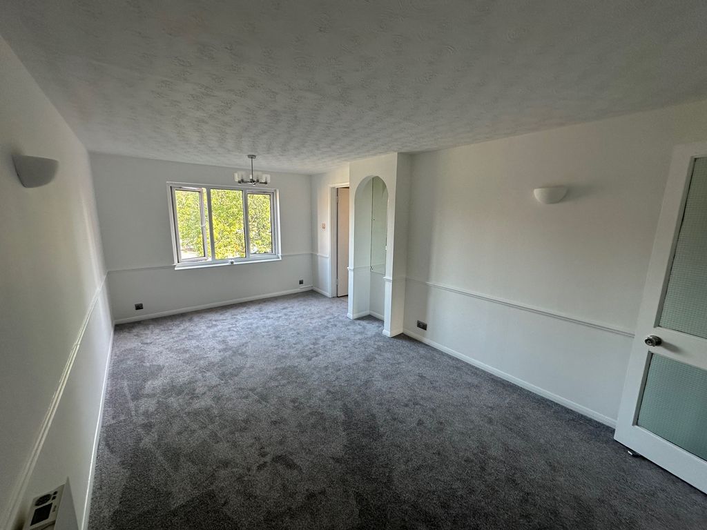 Property photo 2 of 11 Lounge