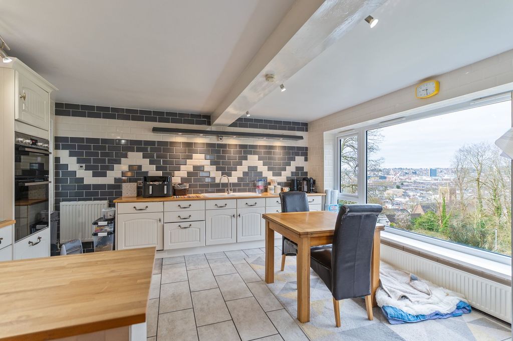 Property photo 2 of 25