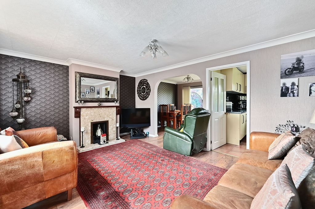 Property photo 3 of 16 8 Chestnut Close (13)