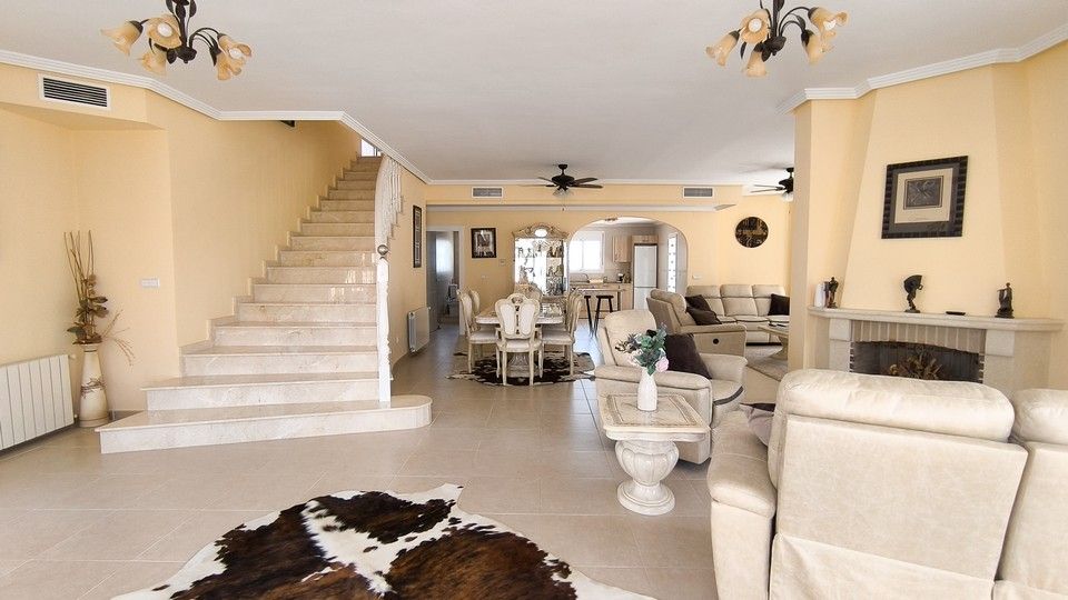 Property photo 2 of 50
