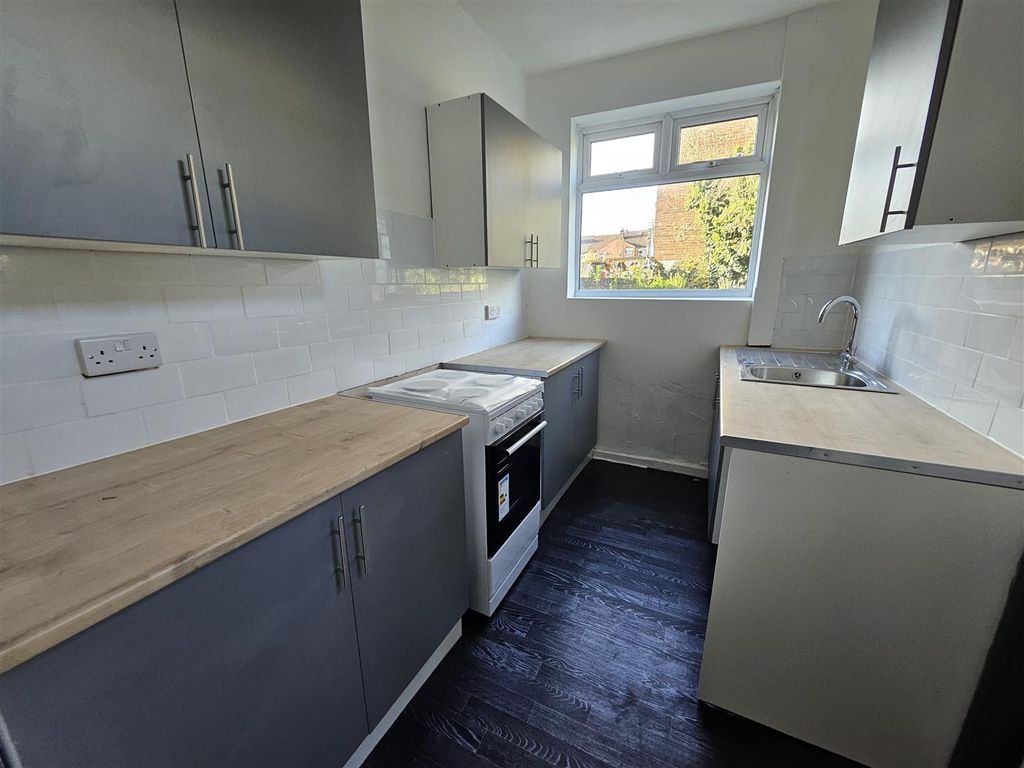 Property photo 3 of 7 Kitchen