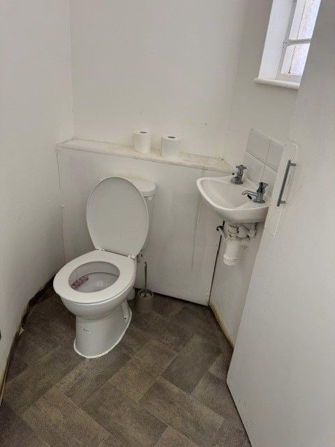 Property photo 3 of 9 WC Facilities