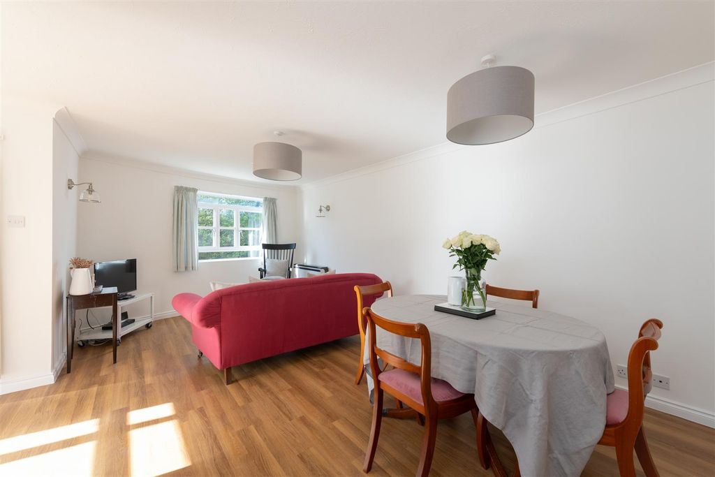 Property photo 3 of 16 003 Bourneside 11.Jpg