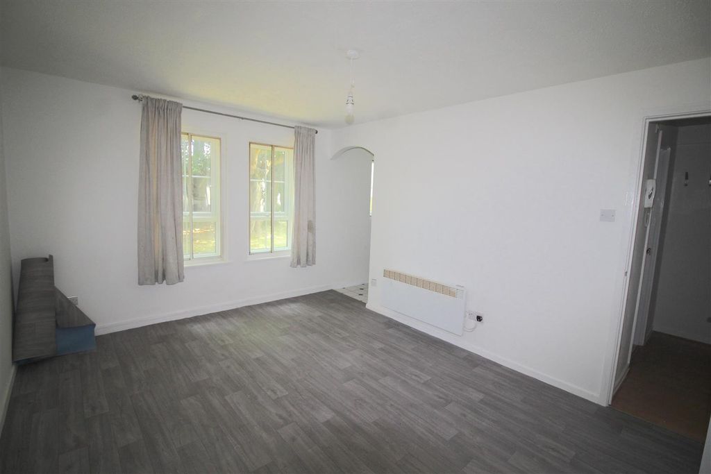 Property photo 3 of 4 Lounge / Bedroom