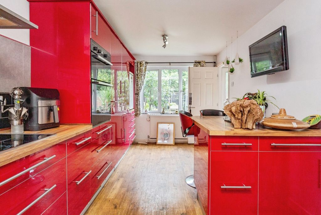 Property photo 3 of 12 Kitchen