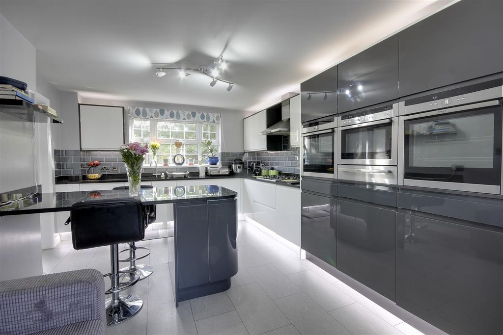 Property photo 3 of 16 Dining Kitchen