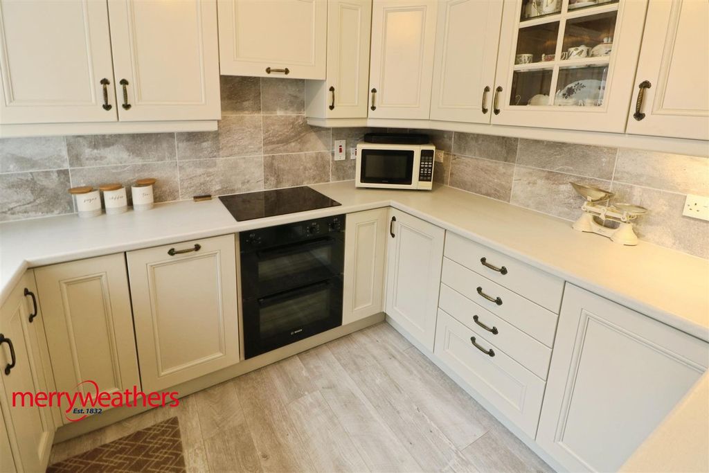 Property photo 3 of 17 Kitchen