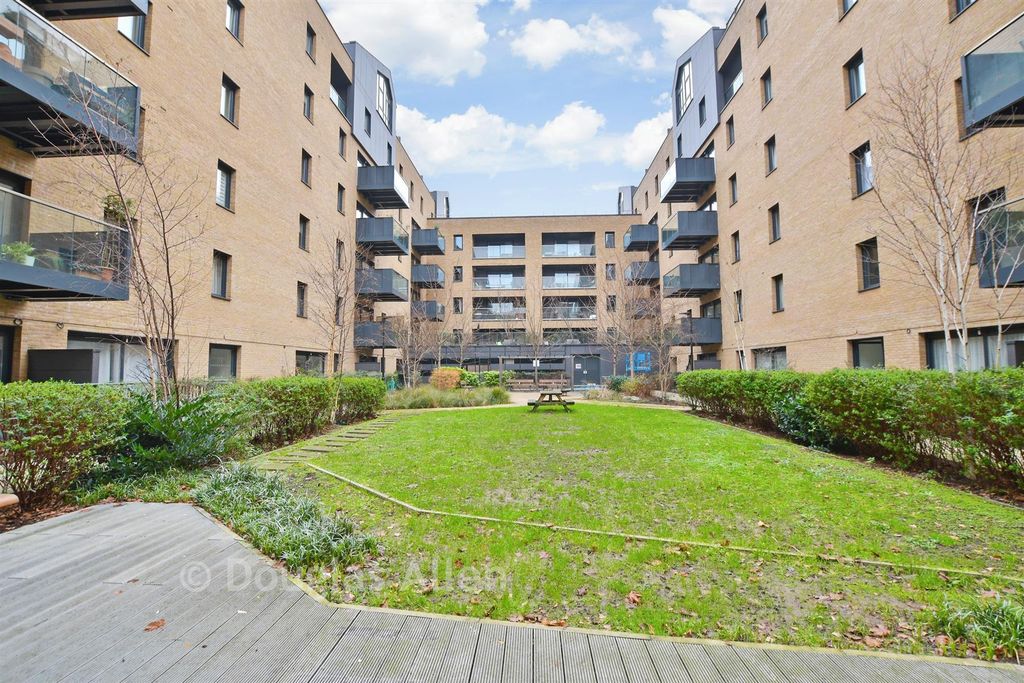 Property photo 2 of 14 Communal Gardens
