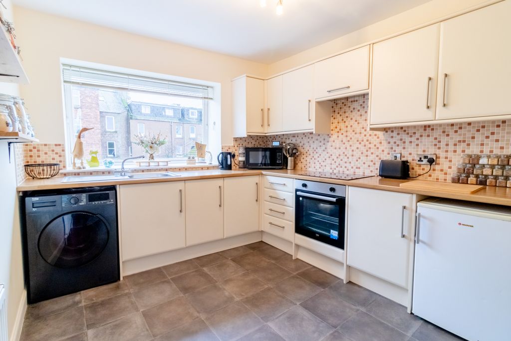 Property photo 2 of 24 Dining Kitchen