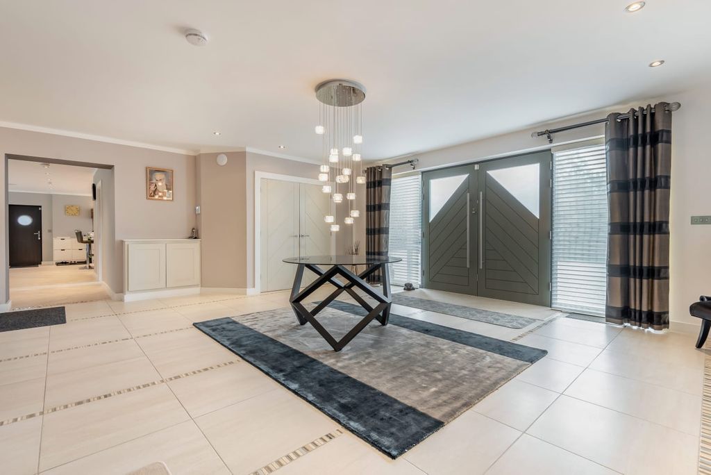 Property photo 3 of 47