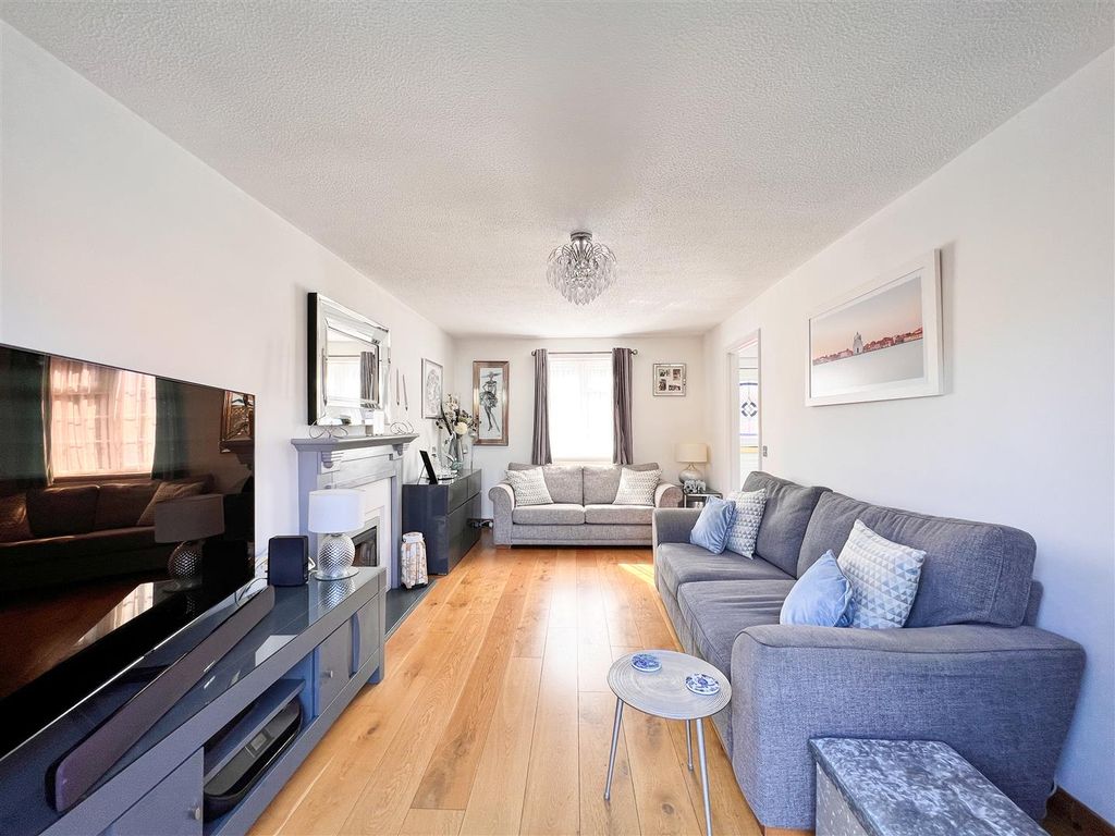 Property photo 2 of 30 Lounge