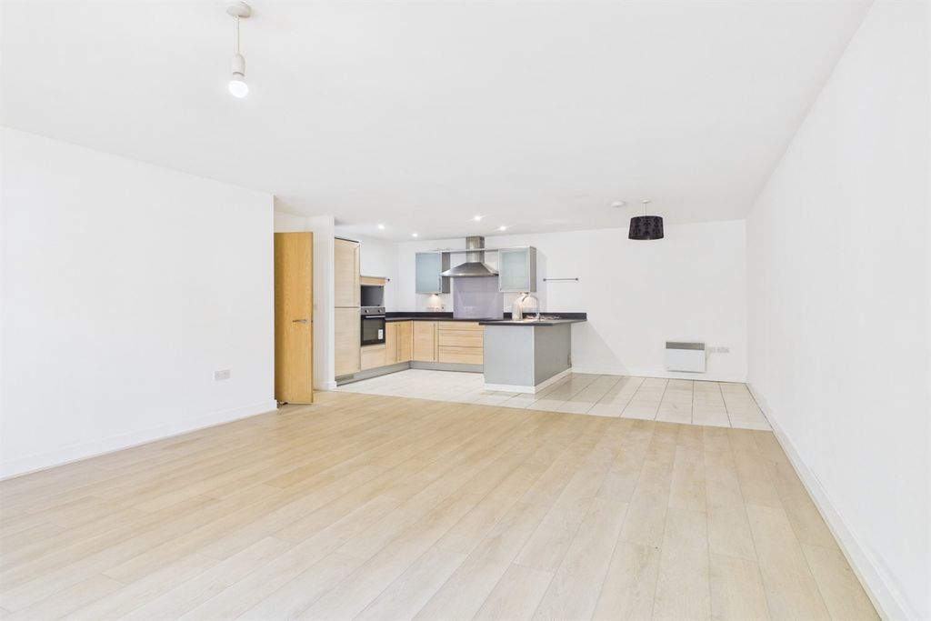 Property photo 1 of 13 Living Room / Kitchen