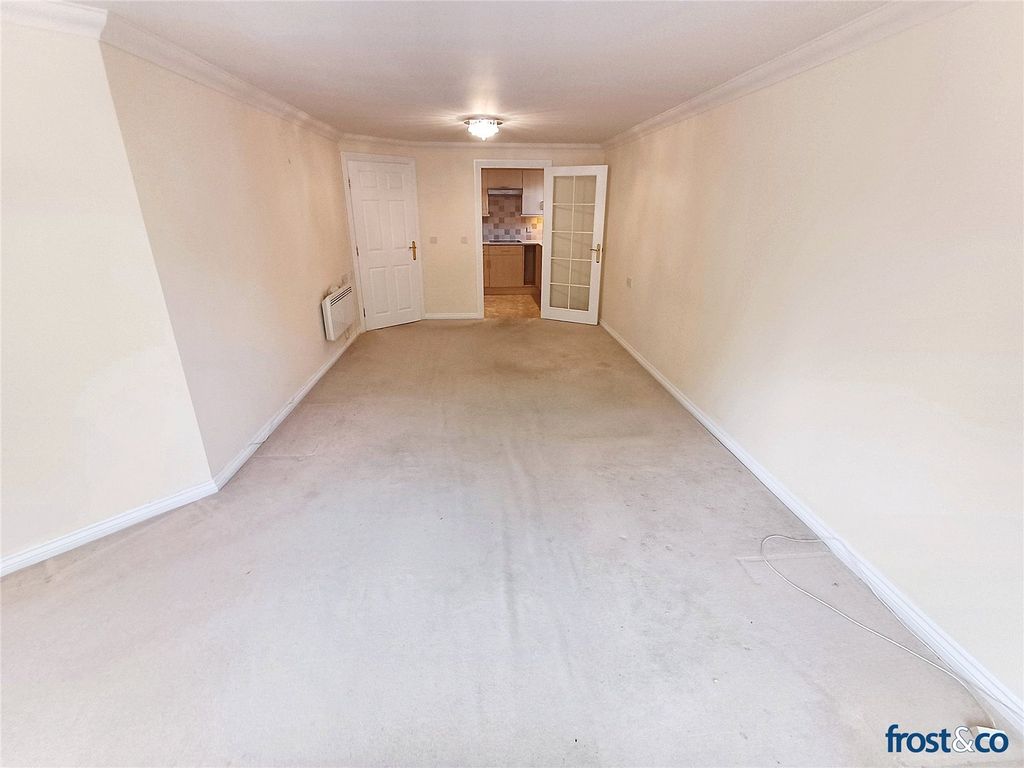 Property photo 3 of 17 Livng Room