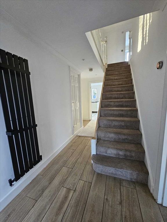 Property photo 2 of 16 Entrance Hall