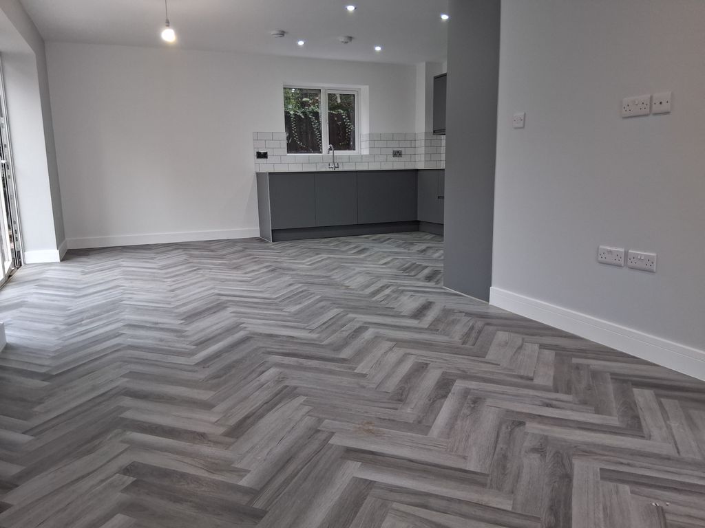 Property photo 3 of 14 1000083801