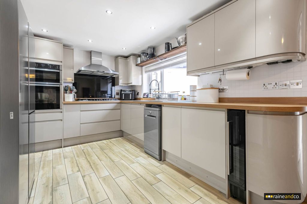 Property photo 3 of 31