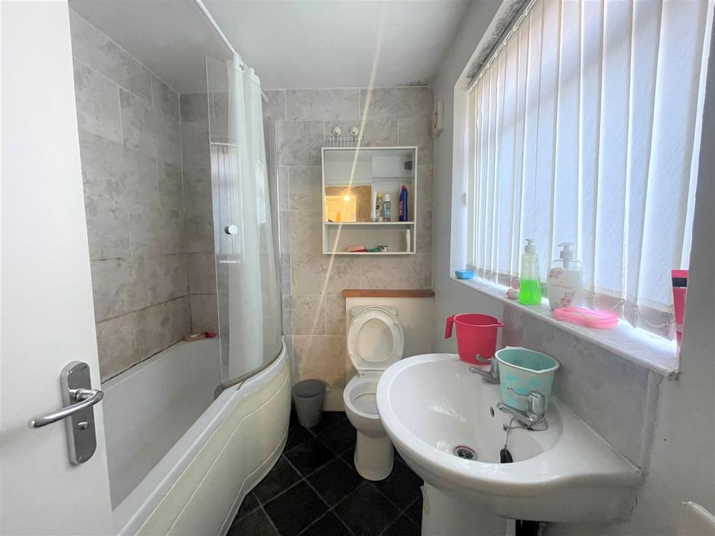 Property photo 3 of 5 Bathroom.Jpg