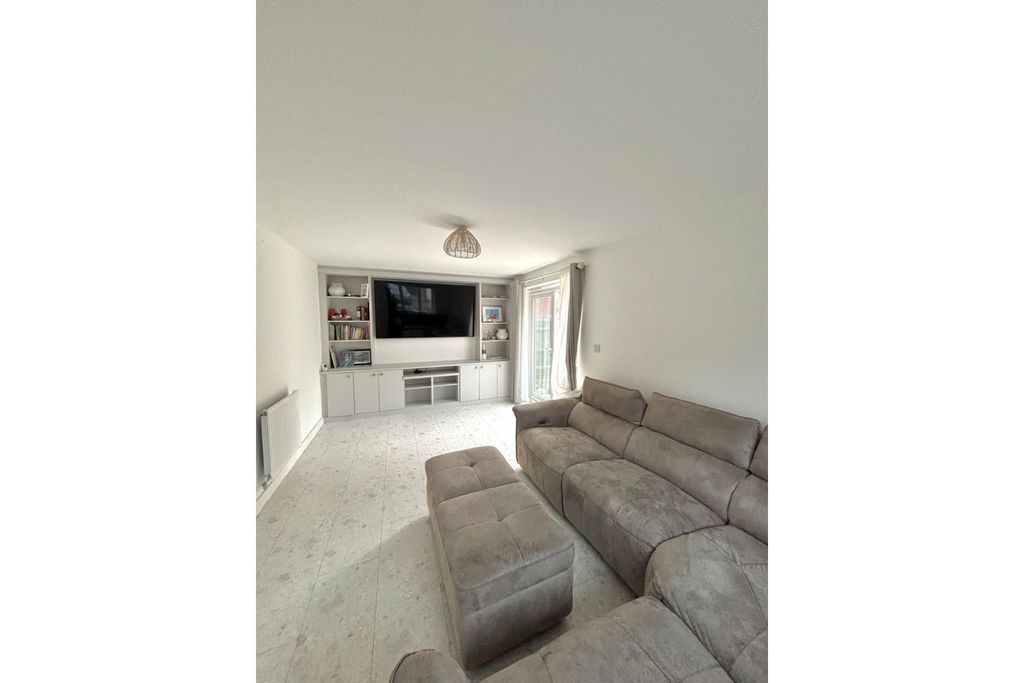 Property photo 3 of 18 Living Room