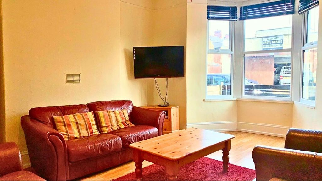 Property photo 3 of 12 9 Heaton Hall Road Heaton Lounge