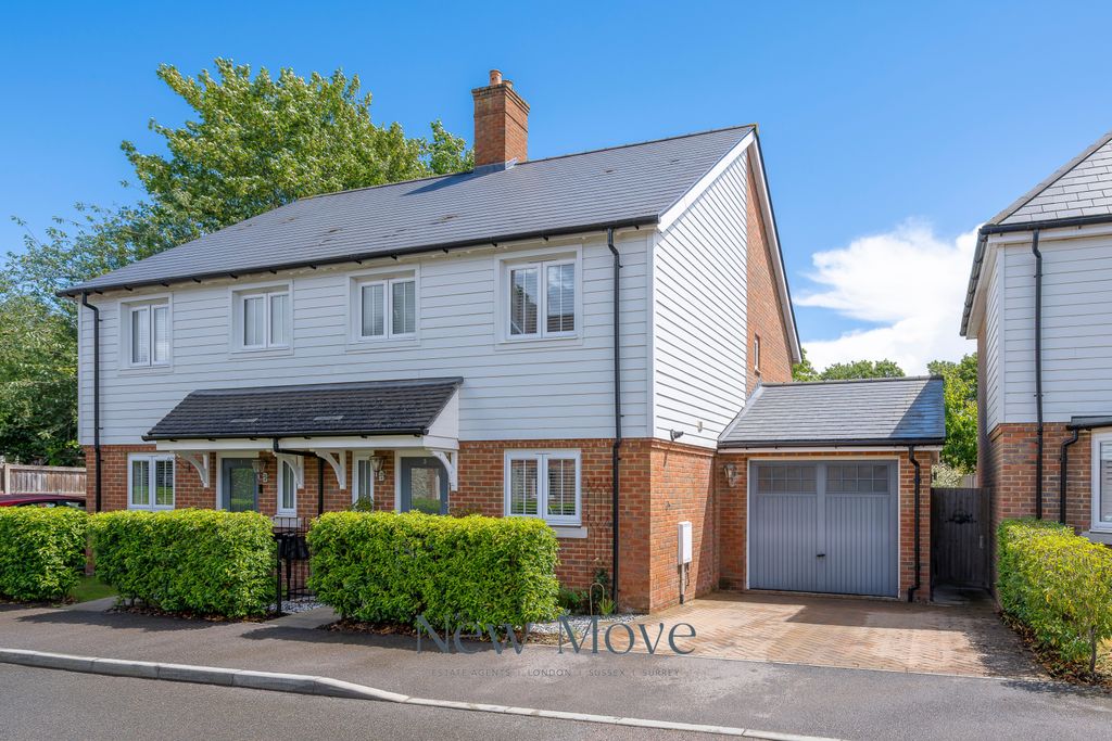 Property photo 1 of 28 3 Bed Semi-Detached House For Sale The Glebe, Yalding Me18