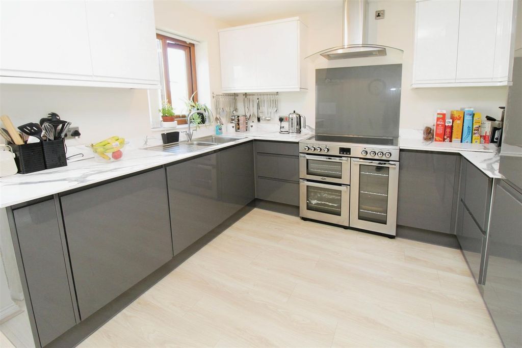 Property photo 3 of 15 Kitchen/Diner