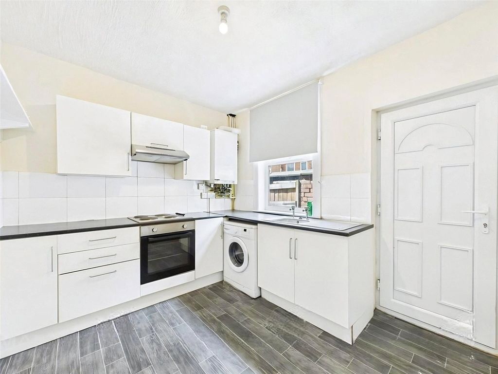 Property photo 3 of 9 Kitchen