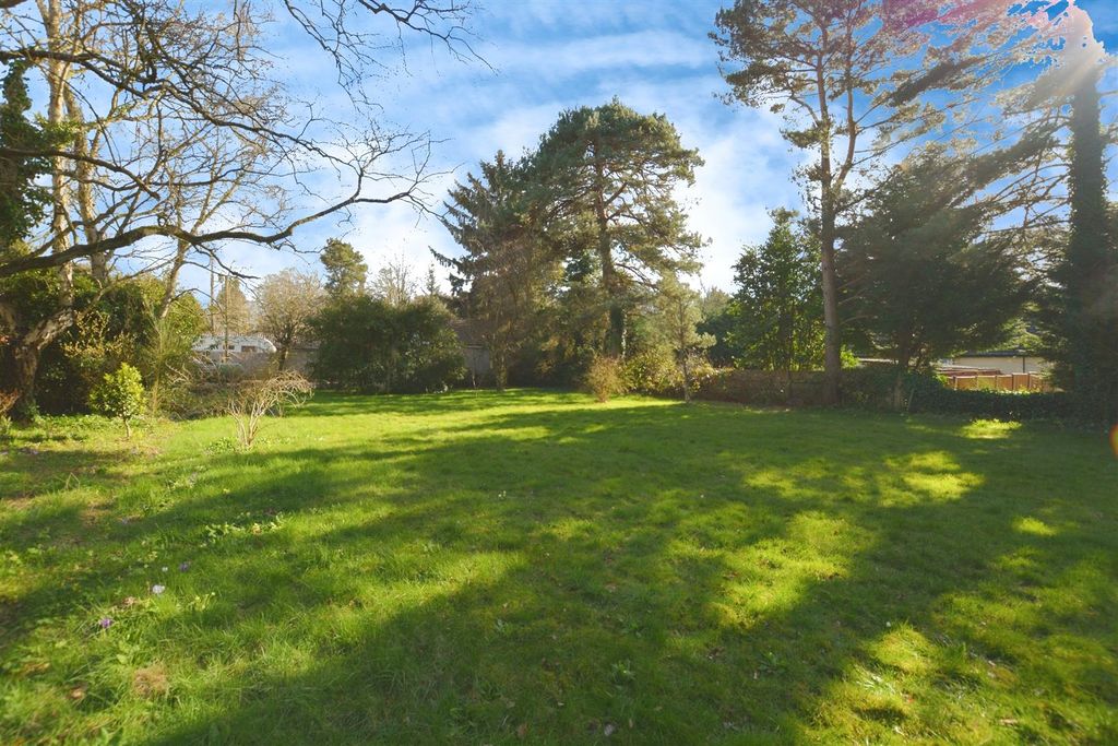 Property photo 3 of 64 Gardens