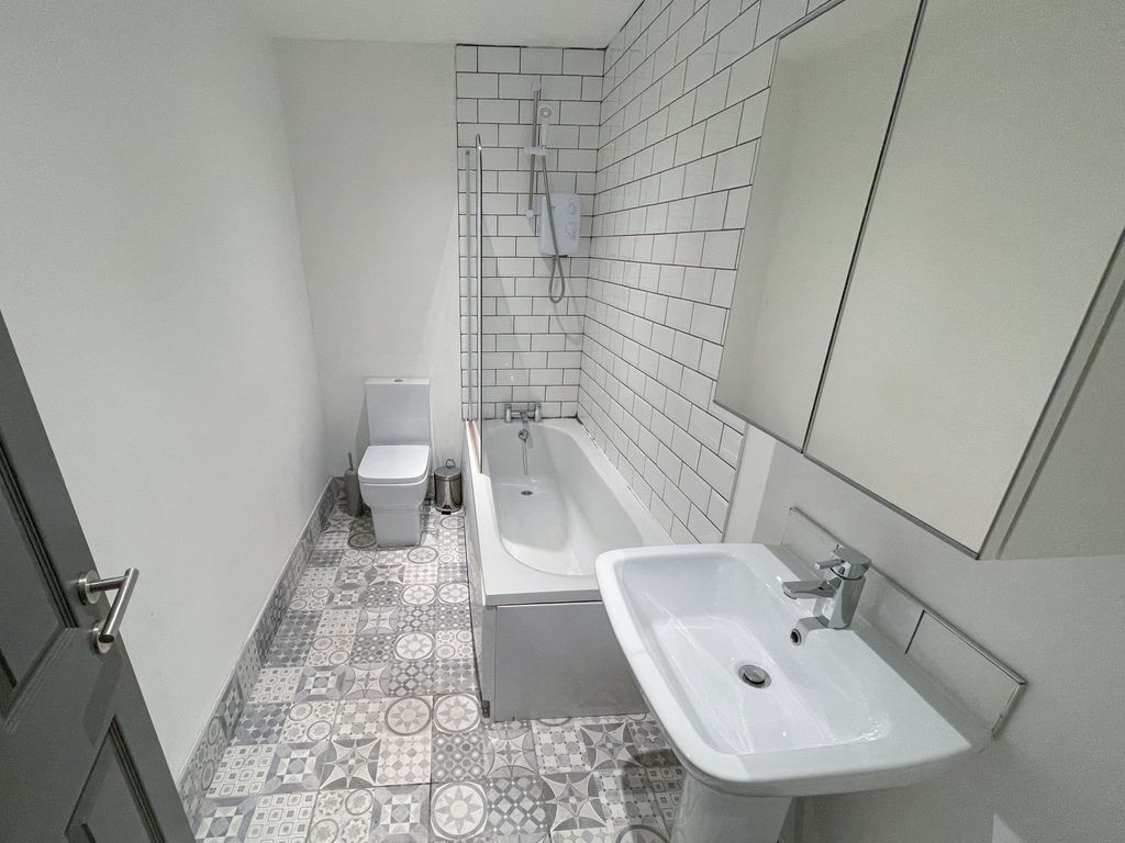 Property photo 2 of 8 3, 1A Holmes6