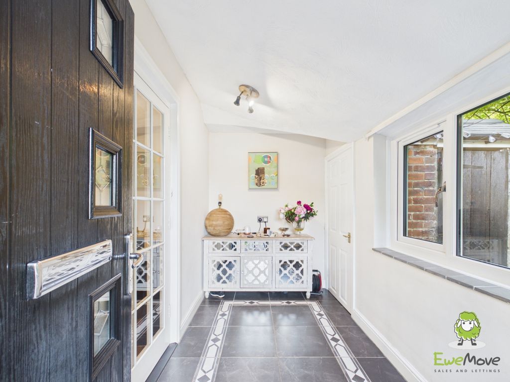 Property photo 2 of 49 Ewemove Basingstoke - 6 Victoria Place