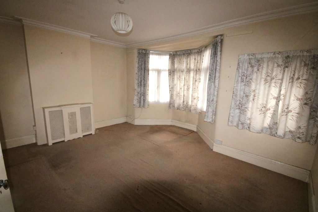 Property photo 3 of 12 Lounge