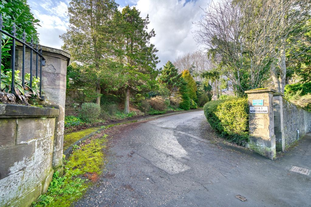 Property photo 2 of 29