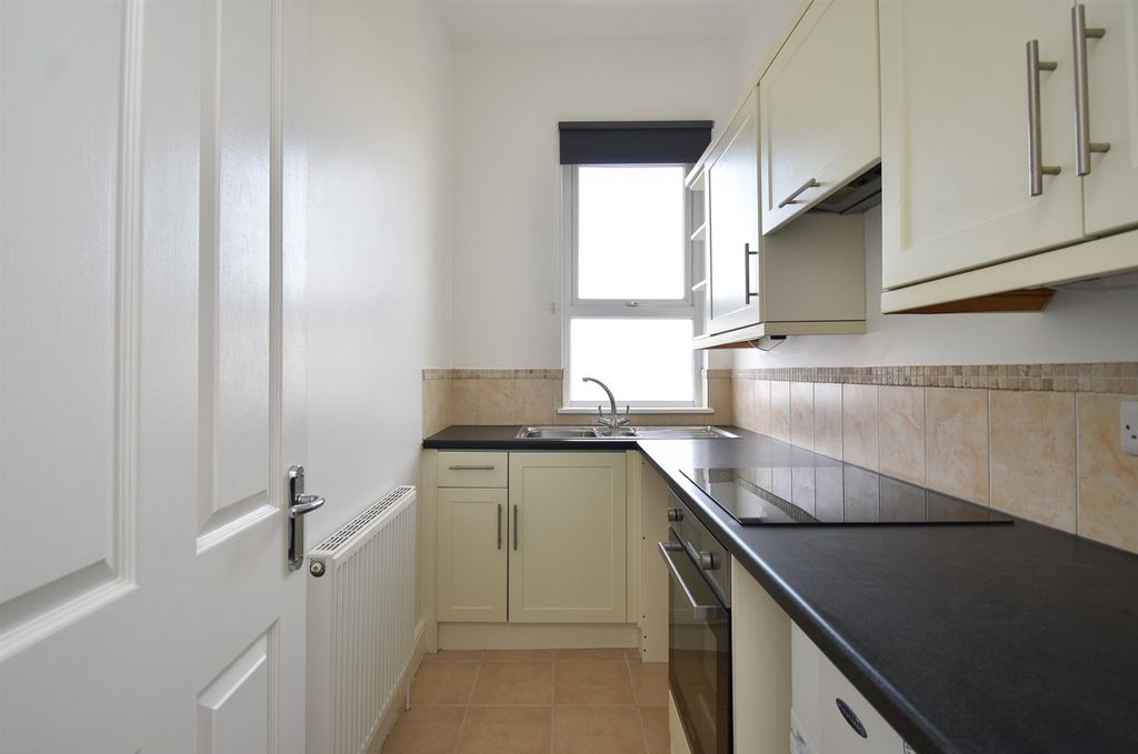 Property photo 3 of 8 Kitchen