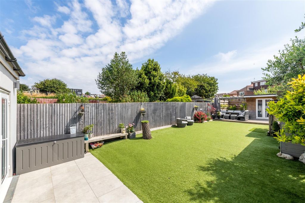 Property photo 2 of 32 14 Upper Kingston Lane-25.Jpg